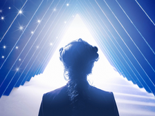 Silhouette einer Person vor hellem Bühnenlicht, umgeben von symmetrisch angeordneten Lichtstrahlen, die eine theatralische und feierliche Atmosphäre erzeugen.