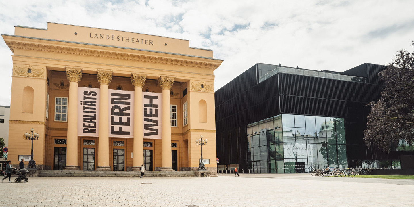 © Andrea Widauer Klassizistische Fassade des Tiroler Landestheaters mit modernem Anbau und großem Vorplatz