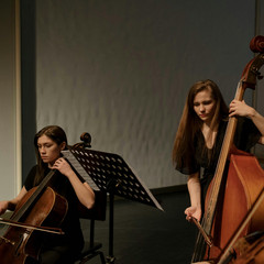 Zwei Musikerinnen mit Cello und Kontrabass auf der Bühne