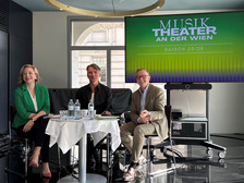  Pressekonferenz des Musiktheaters an der Wien mit drei Personen vor Bildschirm
