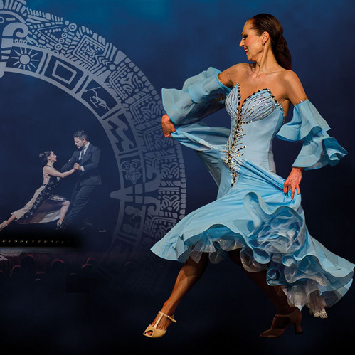 © Koelsch-Gockisch Tänzer und Tänzerinnen in eleganten Kostümen zeigen leidenschaftliche lateinamerikanische Tanzbewegungen auf einer Bühne mit ornamentaler Hintergrundprojektion.