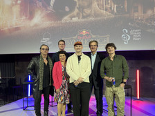 Gruppenfoto bei der Pressekonferenz zu Red Bull Symphonic 2025 vor Präsentationsleinwand