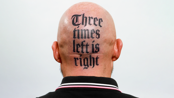  Tätowierung auf Glatze mit Text „Three times left is right“