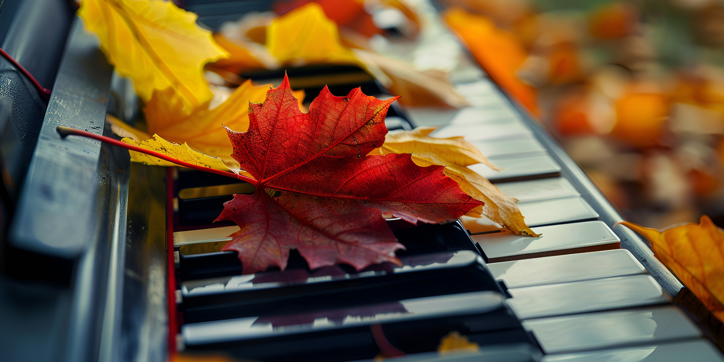 © Adobe Stock Bunte Herbstblätter liegen auf den Tasten eines Klaviers im Freien.