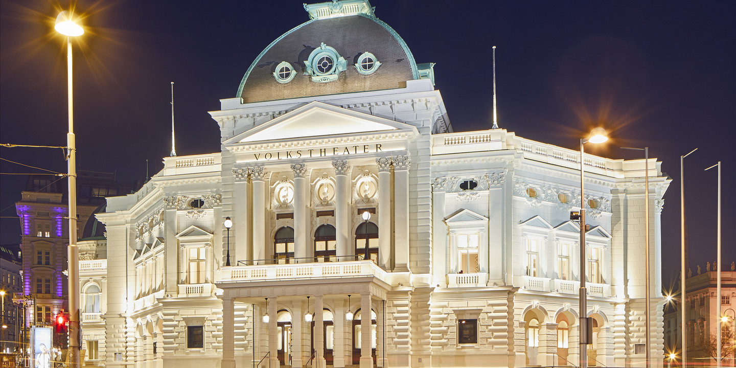© Emil Blau / Martin Geyer Prächtig beleuchtetes Volkstheater Wien bei Nacht.